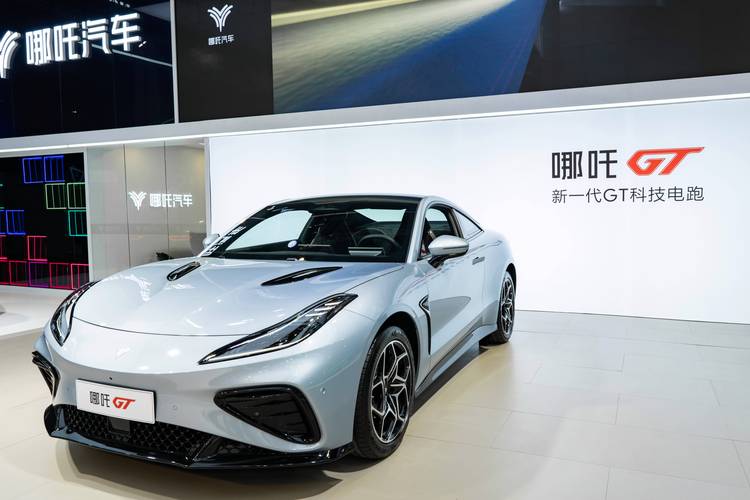 成都108哪吒汽车在智能汽车领域的表现，领途汽车在新能源汽车市场中的影响力